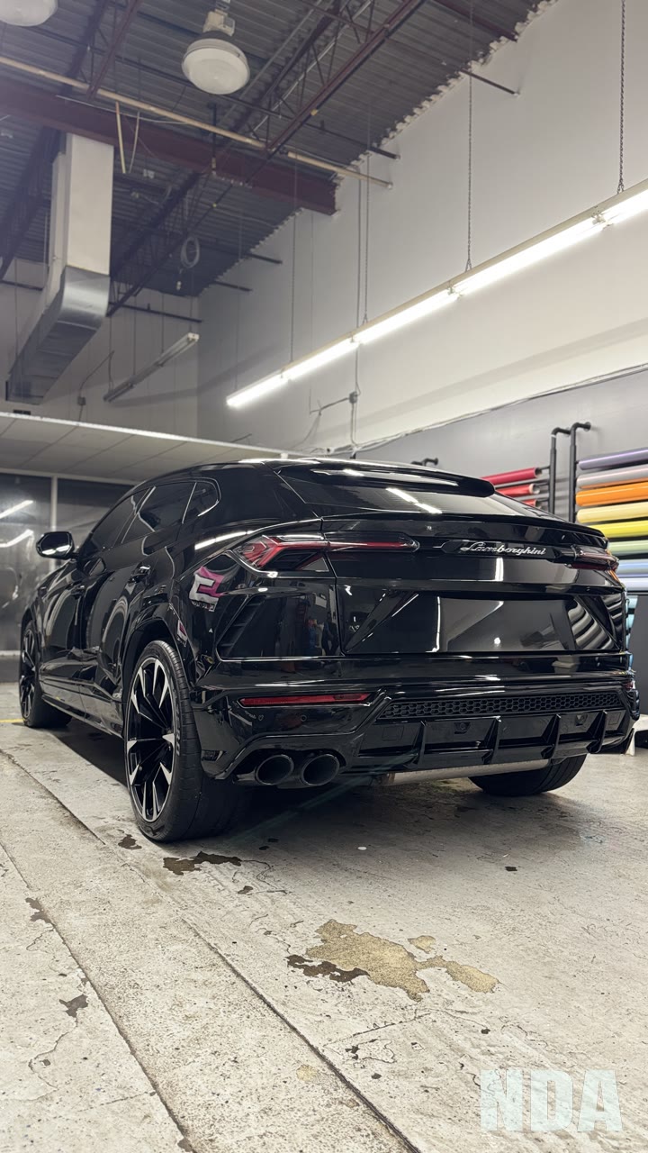 black Lamborghini Urus