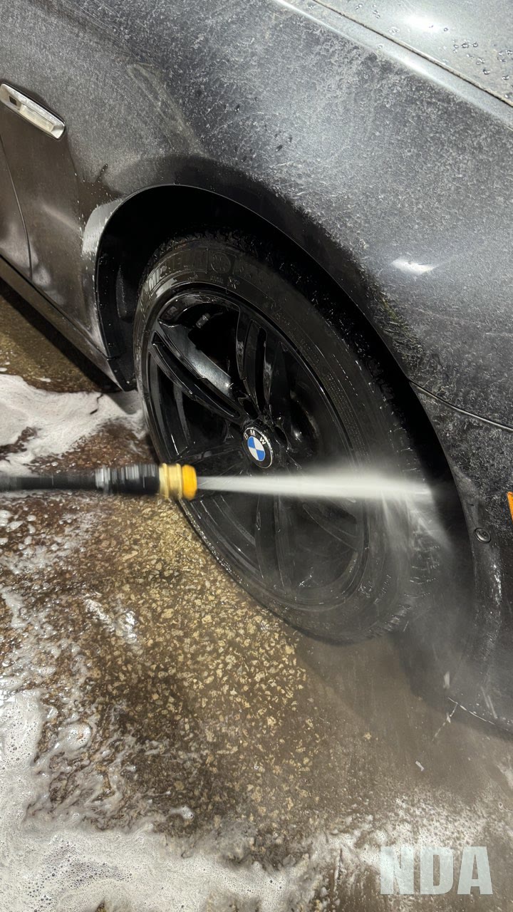 Pressure rinse, wheels first, BMW 5 Series