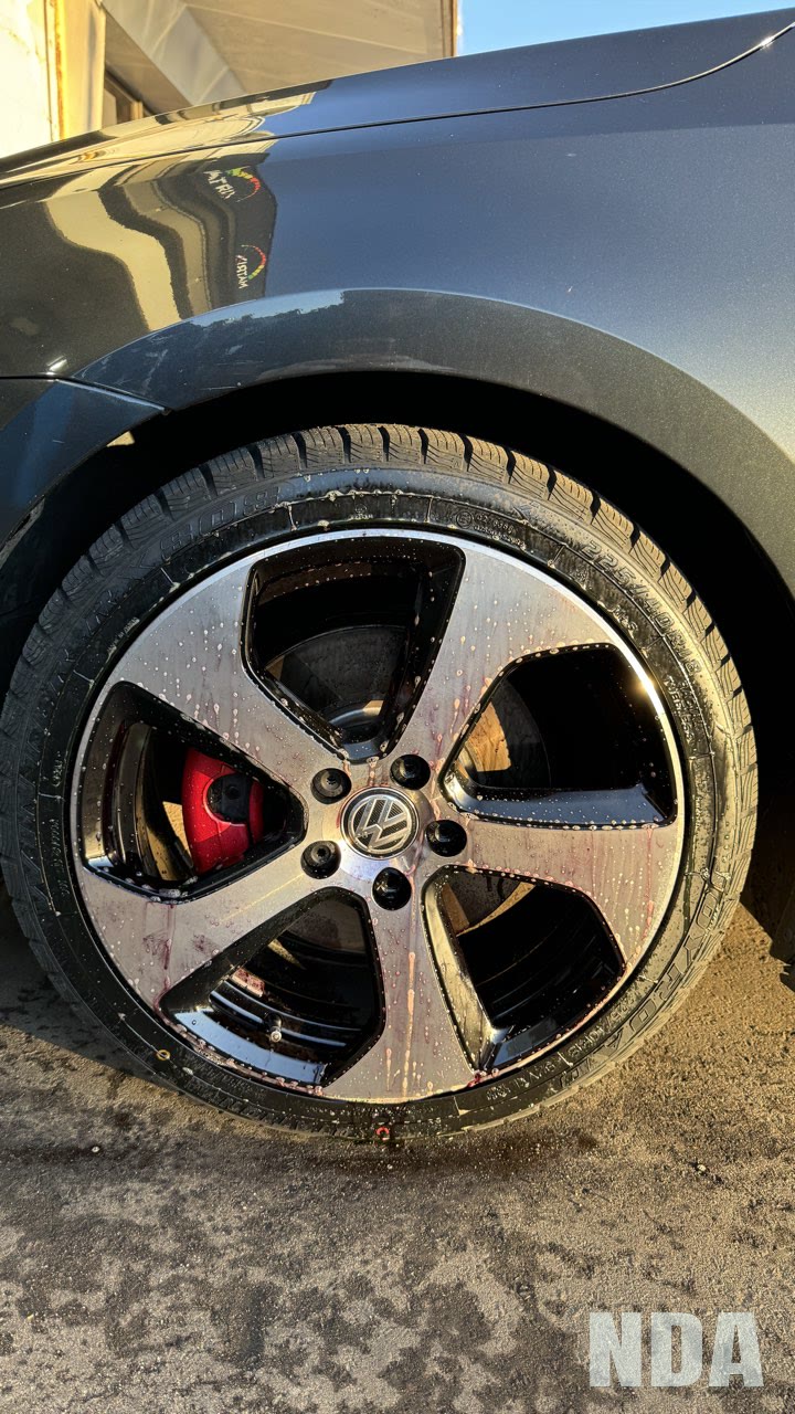 Fallout remover lifting off the wheel, Volkswagen Golf GTI